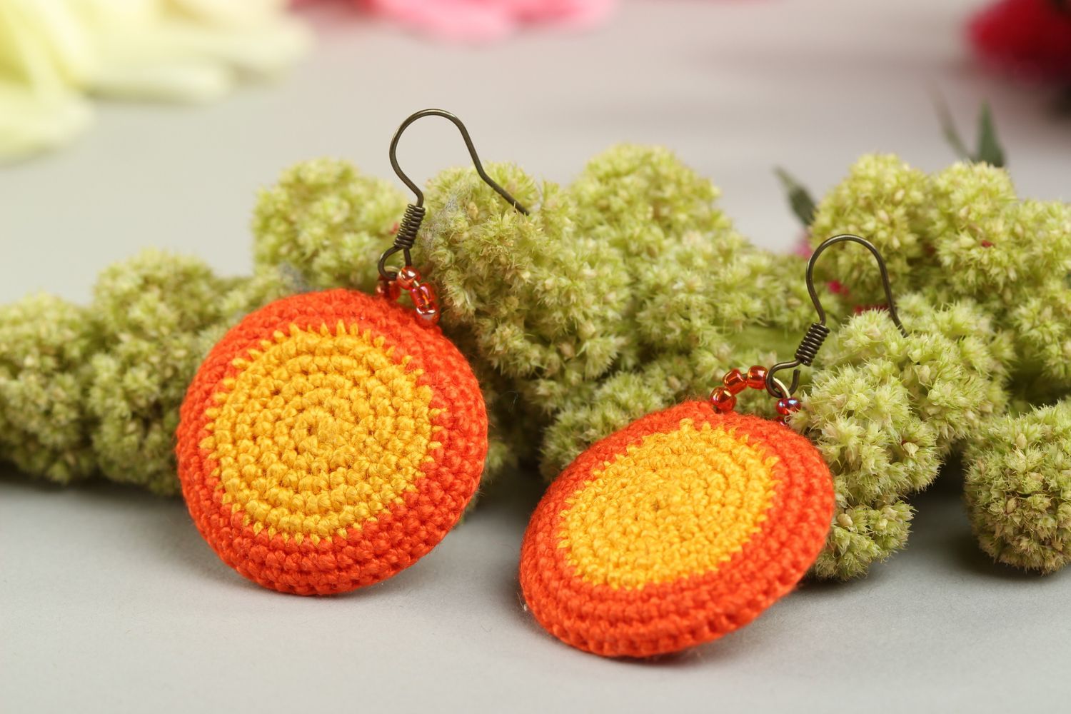 Handmade runde gehäkelte Ohrringe orange Designer Schmuck Accessoire für Frauen  foto 1