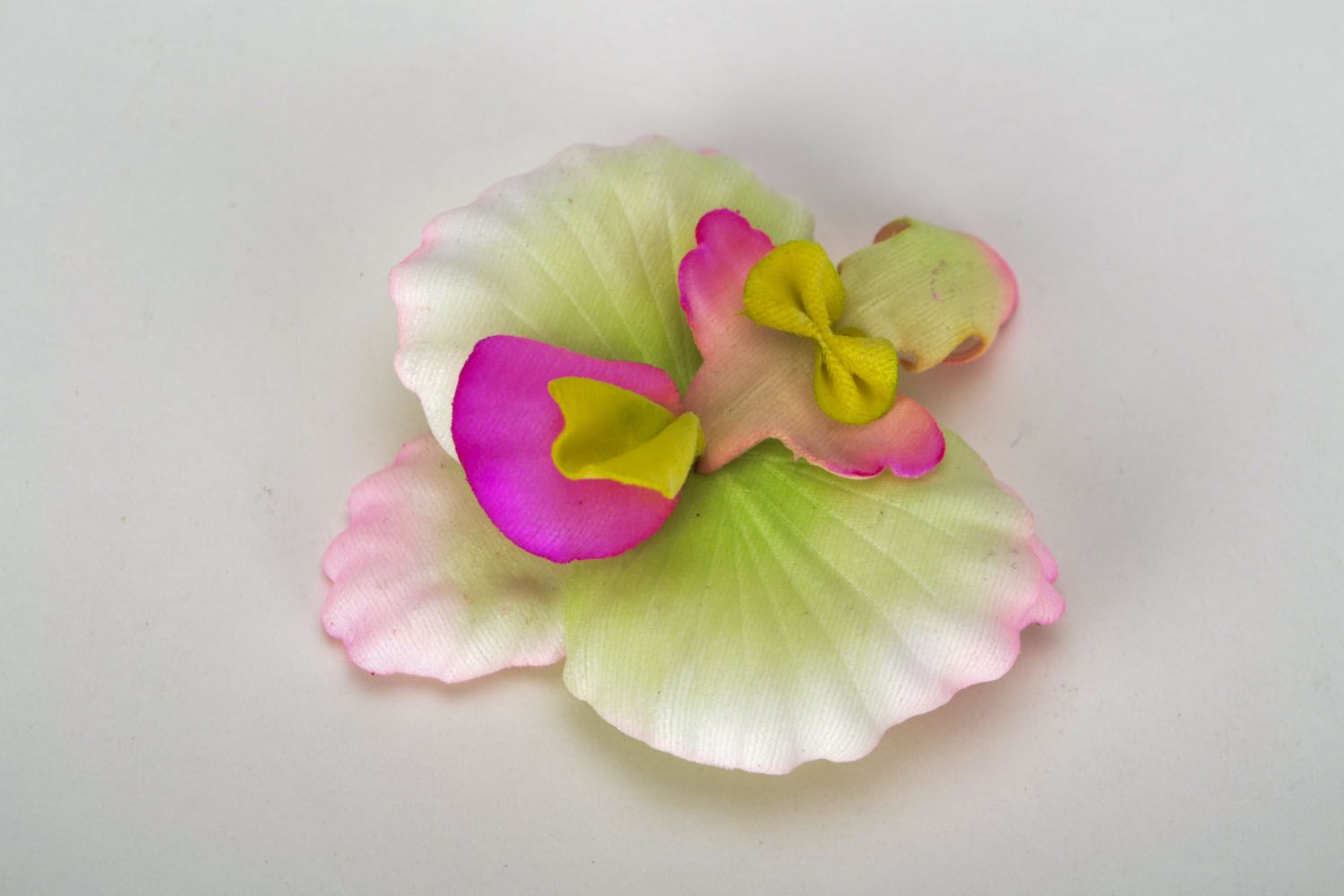Broche-grampo de tecido feito à mão em forma da flor Orquídea foto 1