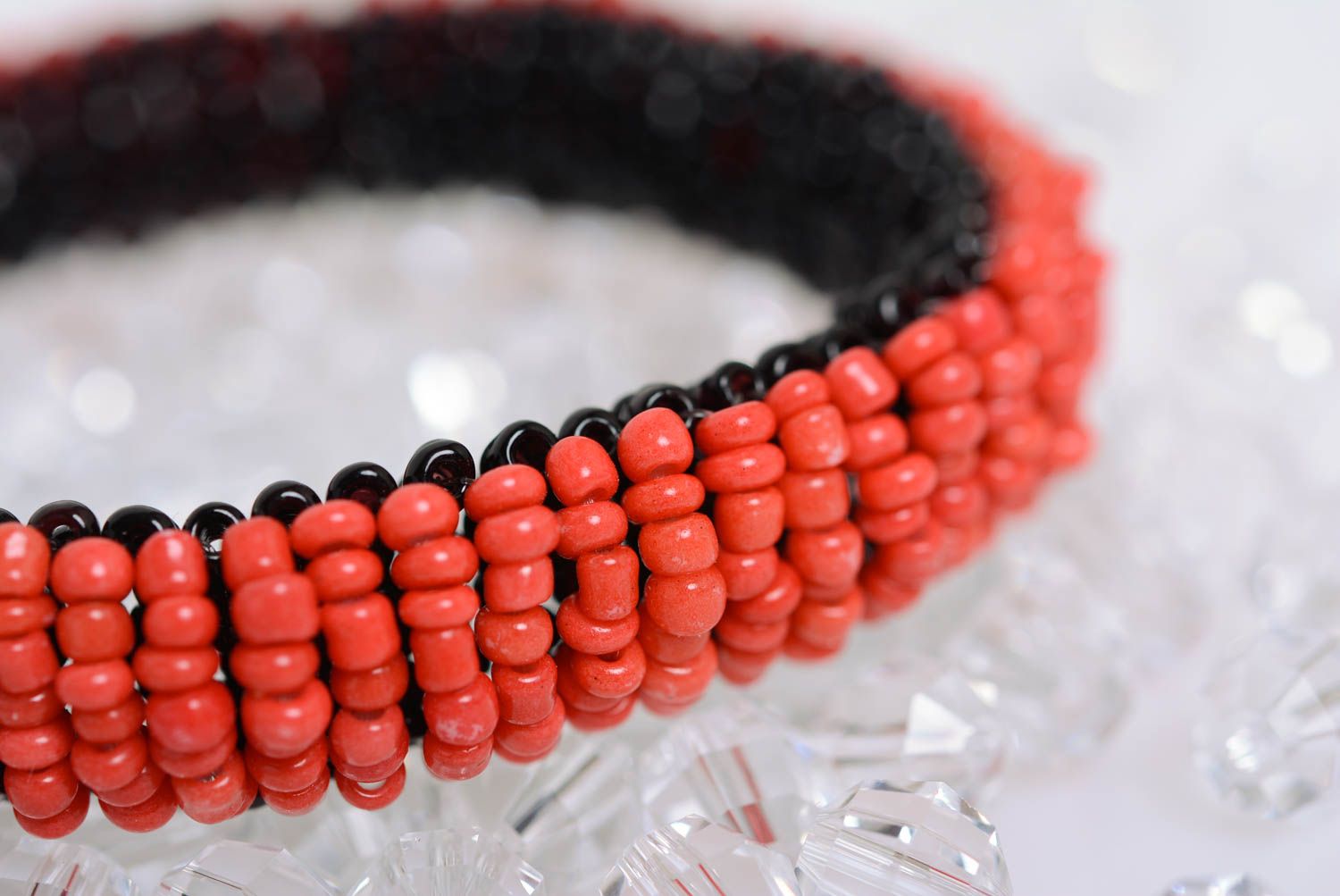 Beaded handmade bracelet red and black two-colored stylish jewelry photo 5