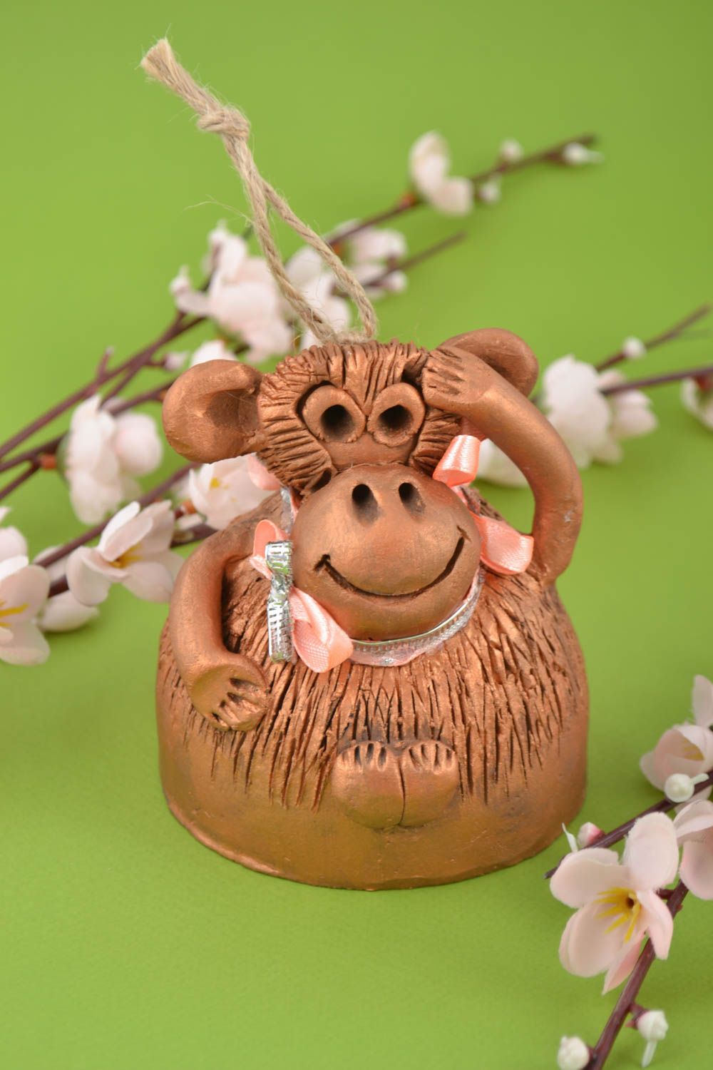 Глиняный колокольчик в виде обезьянки ручной работы расписанный красками фото 1
