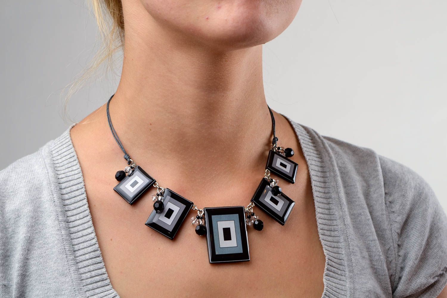 Handmade schwarzes Damen Collier Accessoire für Frauen Polymer Schmuck Geometrie foto 2