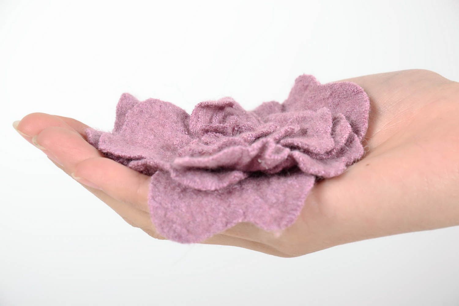 Grande broche fleur en laine de couleur lilas photo 5