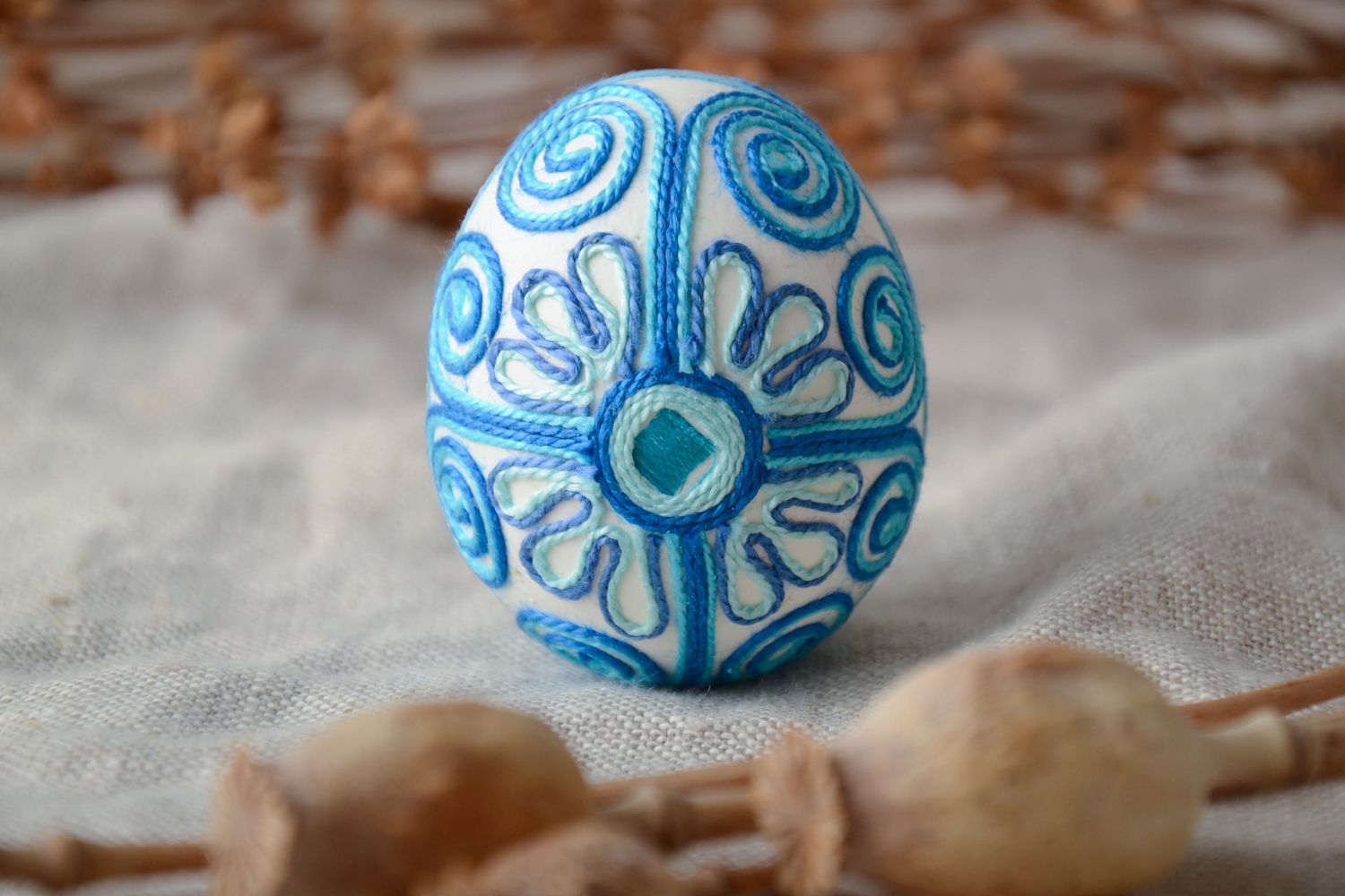Dekoratives Ei handmade mit Fäden dekoriert foto 1