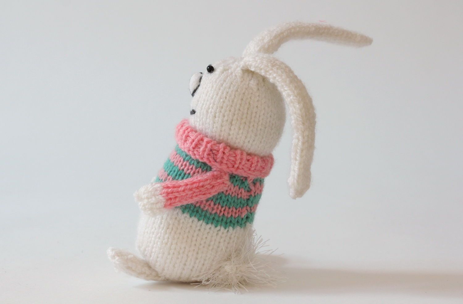 Вязаная игрушка Зайчонок в розово-зеленом свитере фото 2