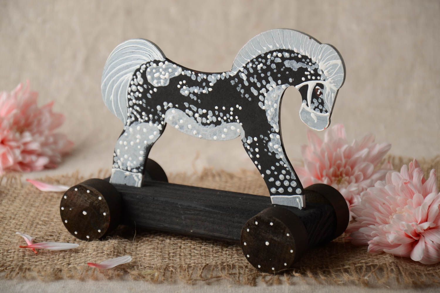 Cheval à roulettes en bois noir-gris fait main peint de couleurs acryliques photo 1