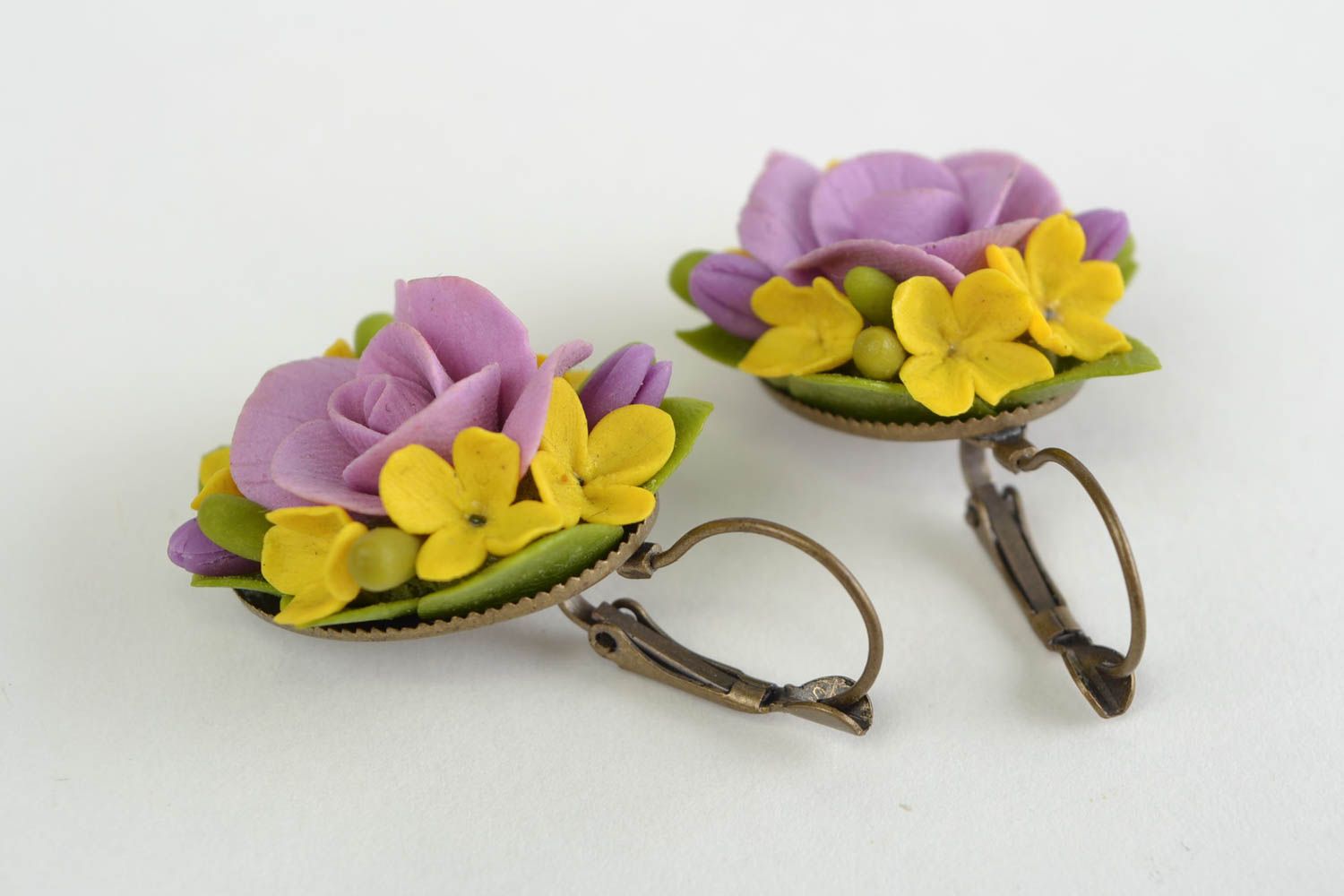 Schöne bunte handmade Ohrringe aus Porzellan in Form von Blumen für Sommer foto 4