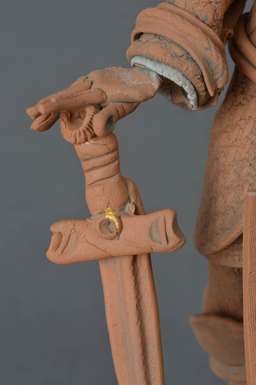 Keramische Statuette Ritter aus weißem und rotem Ton einzigartig handgefertigt foto 4