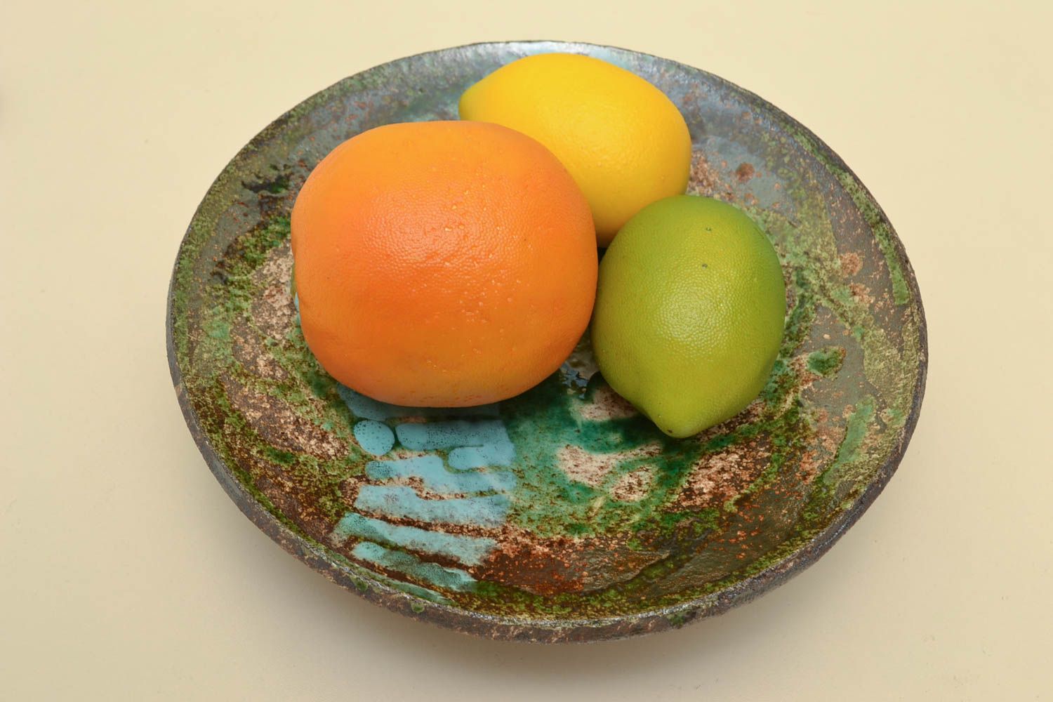 Petite assiette en céramique à pied multicolore en grès chamotté faite main photo 5