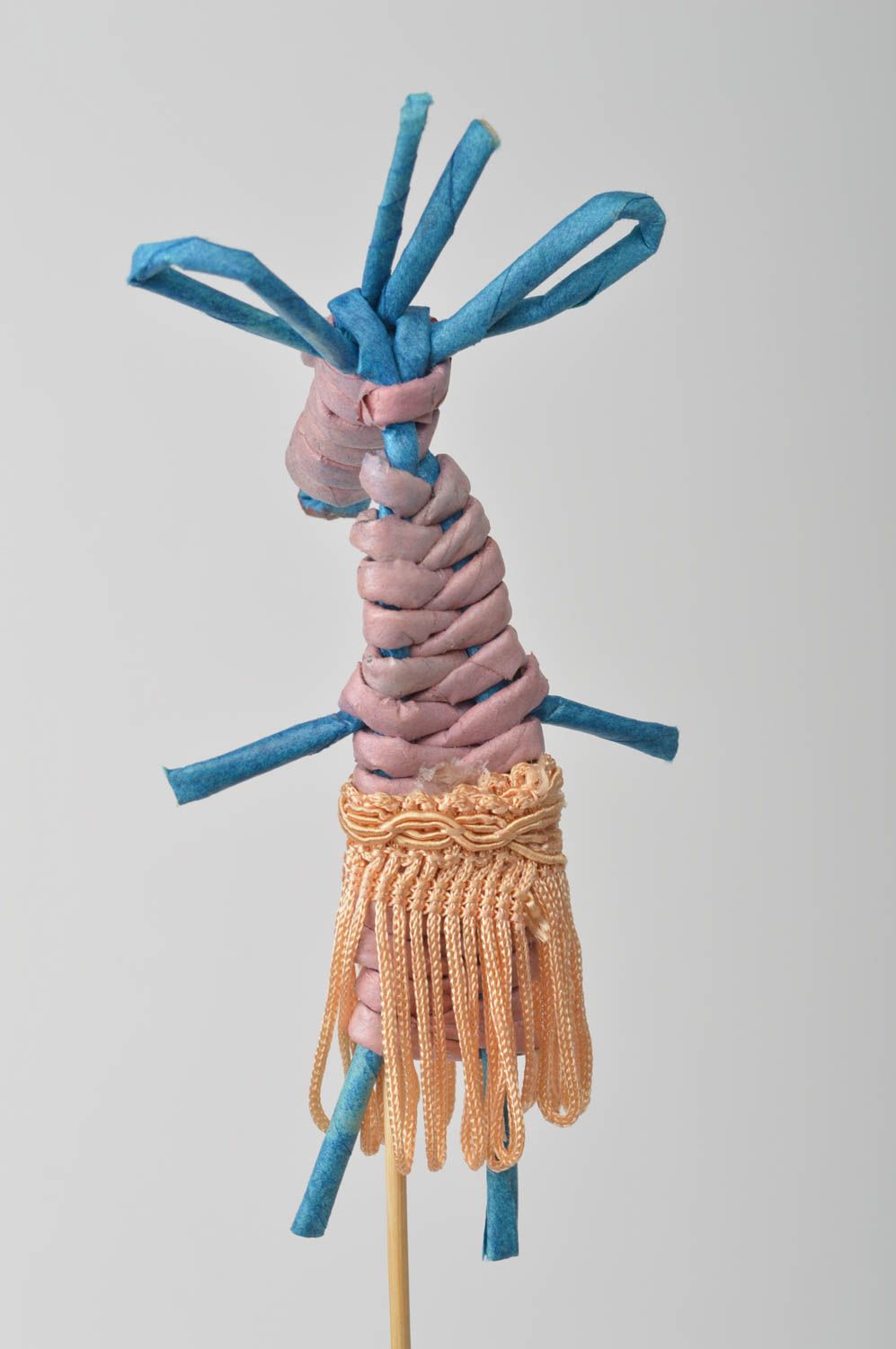 Игрушка ручной работы изделие из бумажных трубочек украшение для интерьера коза фото 3