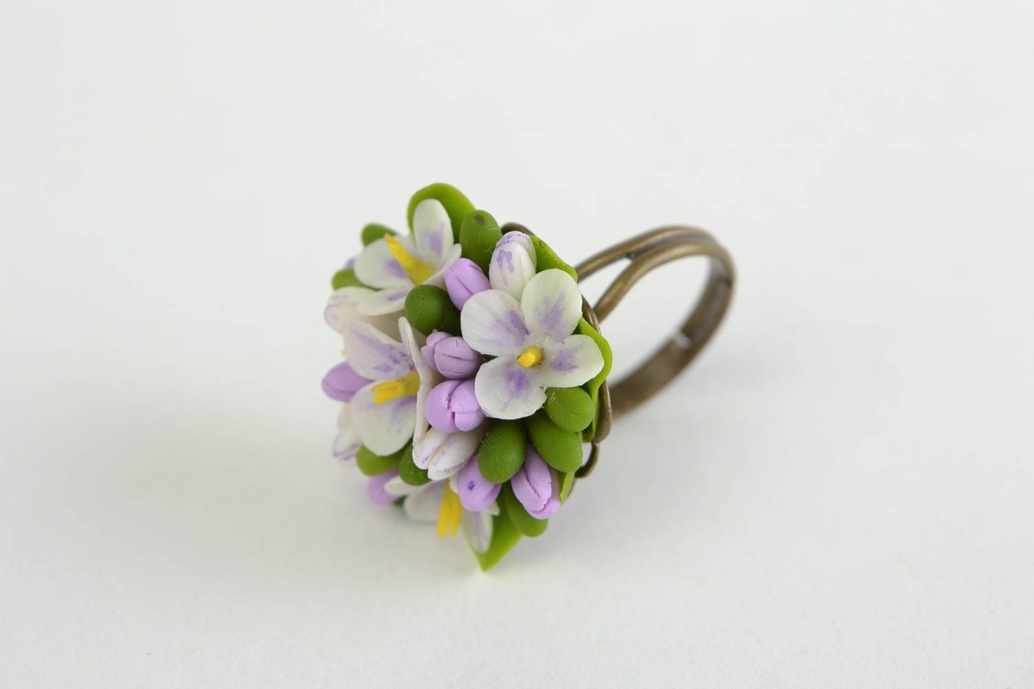 Красивое кольцо из холодного фарфора с маленькими цветами ручной лепки сиреневое фото 4