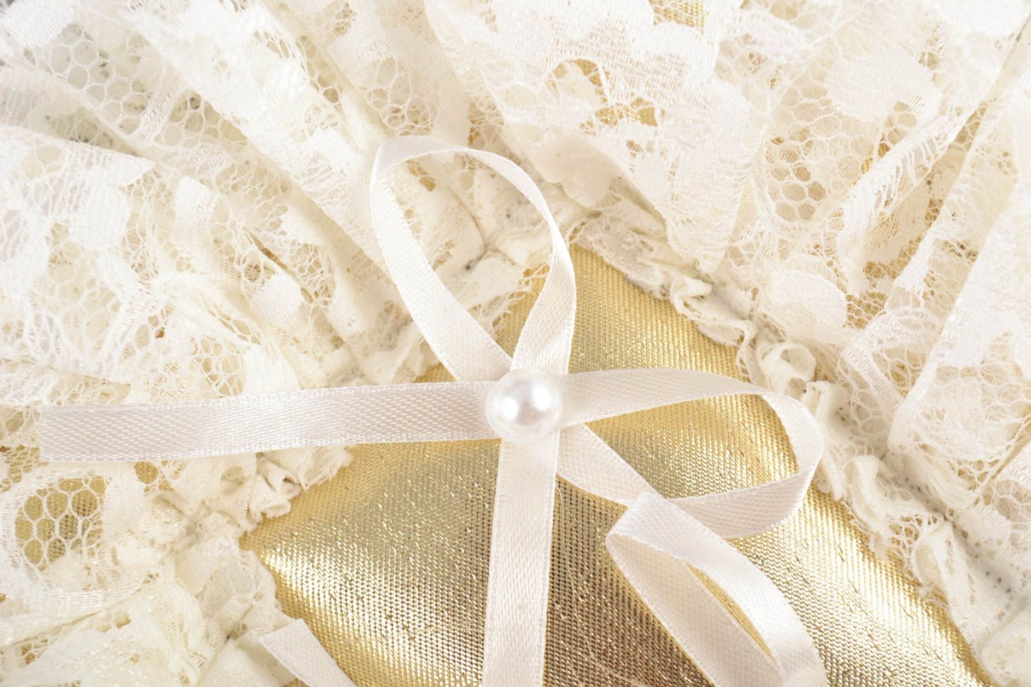 Свадебная подушечка для колец мягкая с гипюром ручной работы цвета шампанского фото 2