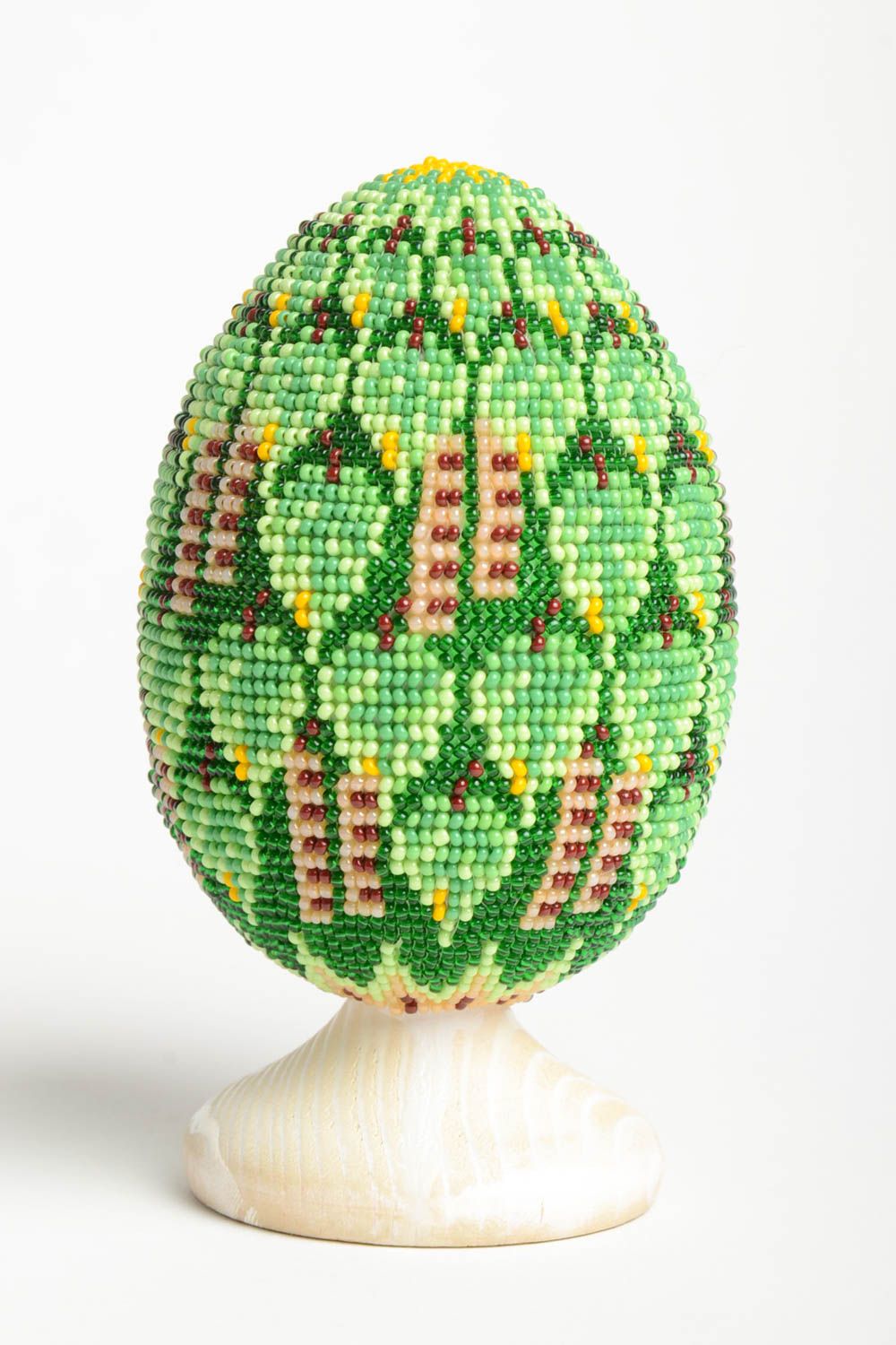 Статуэтка ручной работы яйцо из бисера деревянный сувенир пасхальное яйцо фото 3