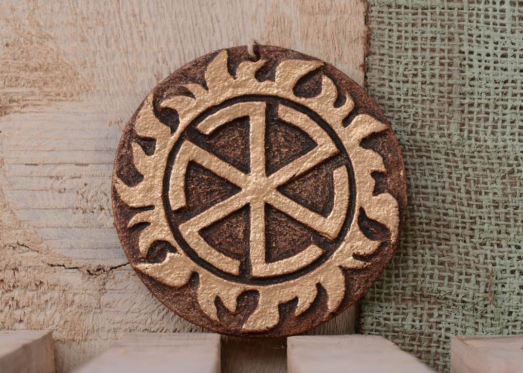 Prato -talismã redondo de argila feito à mão para decoração do interior em estilo étnico Grozovik foto 1