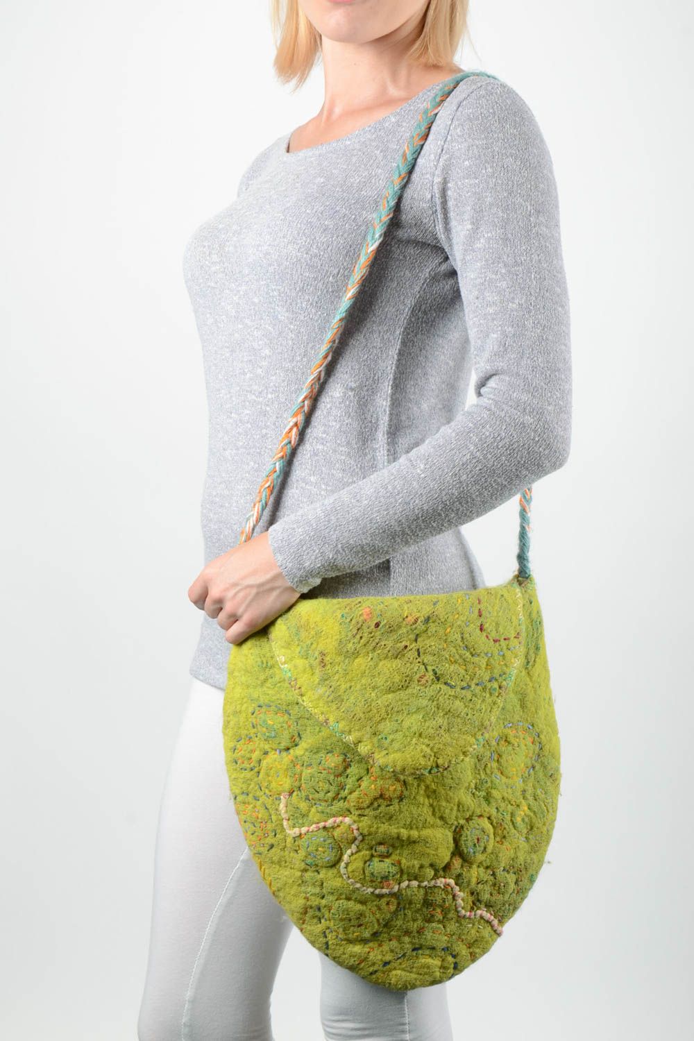 Handmade Tasche aus Wolle gefilzt Accessoire für Frauen grüne Damen Tasche  foto 1