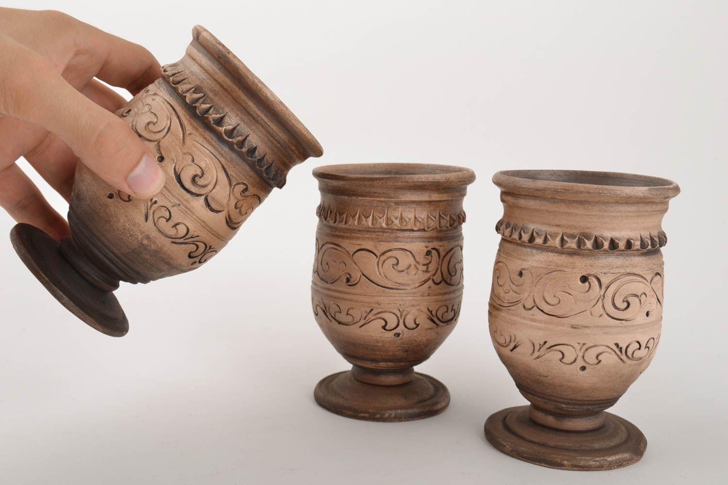 Vasos de cerámica en pie hechos a mano conjunto de tres artículos hermosos
 foto 4
