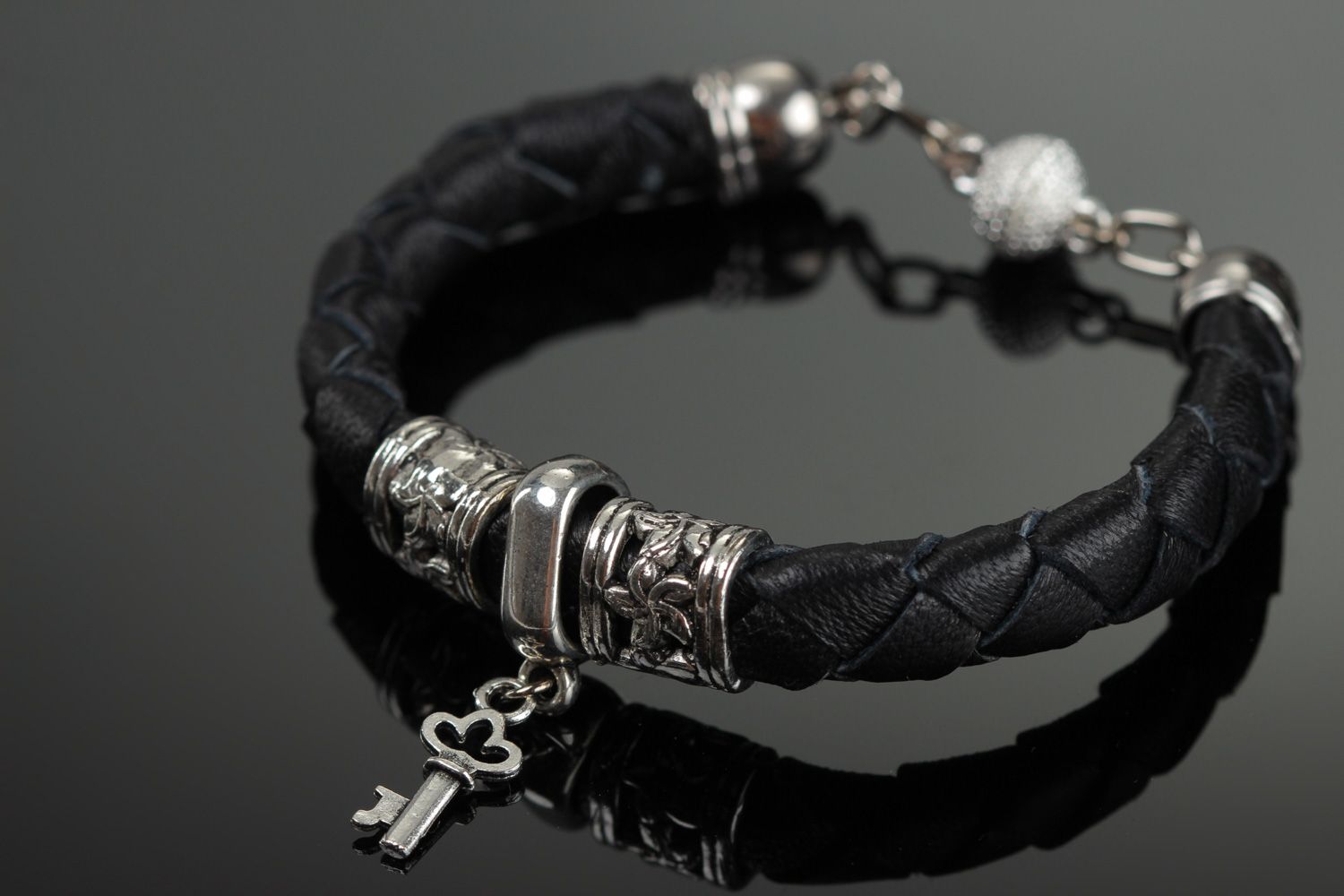 Schwarzes dünnes handgemachtes Armband mit Anhänger Engel Unisex Autorenarbeit foto 5