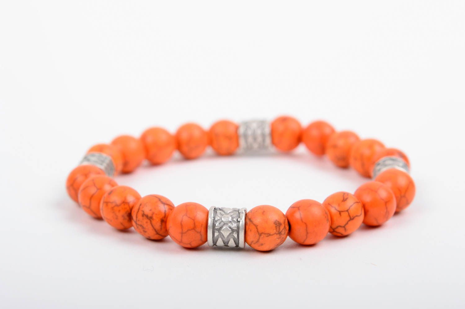 Bracelet orange en pierres naturelles fait main avec éléments métalliques photo 4