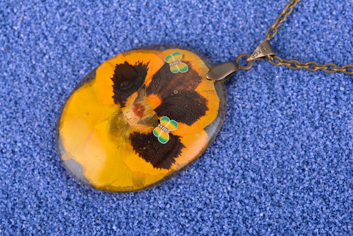 Pendentif jaune Bijou fait main fleur séchée sous résine époxy Accessoire femme photo 1