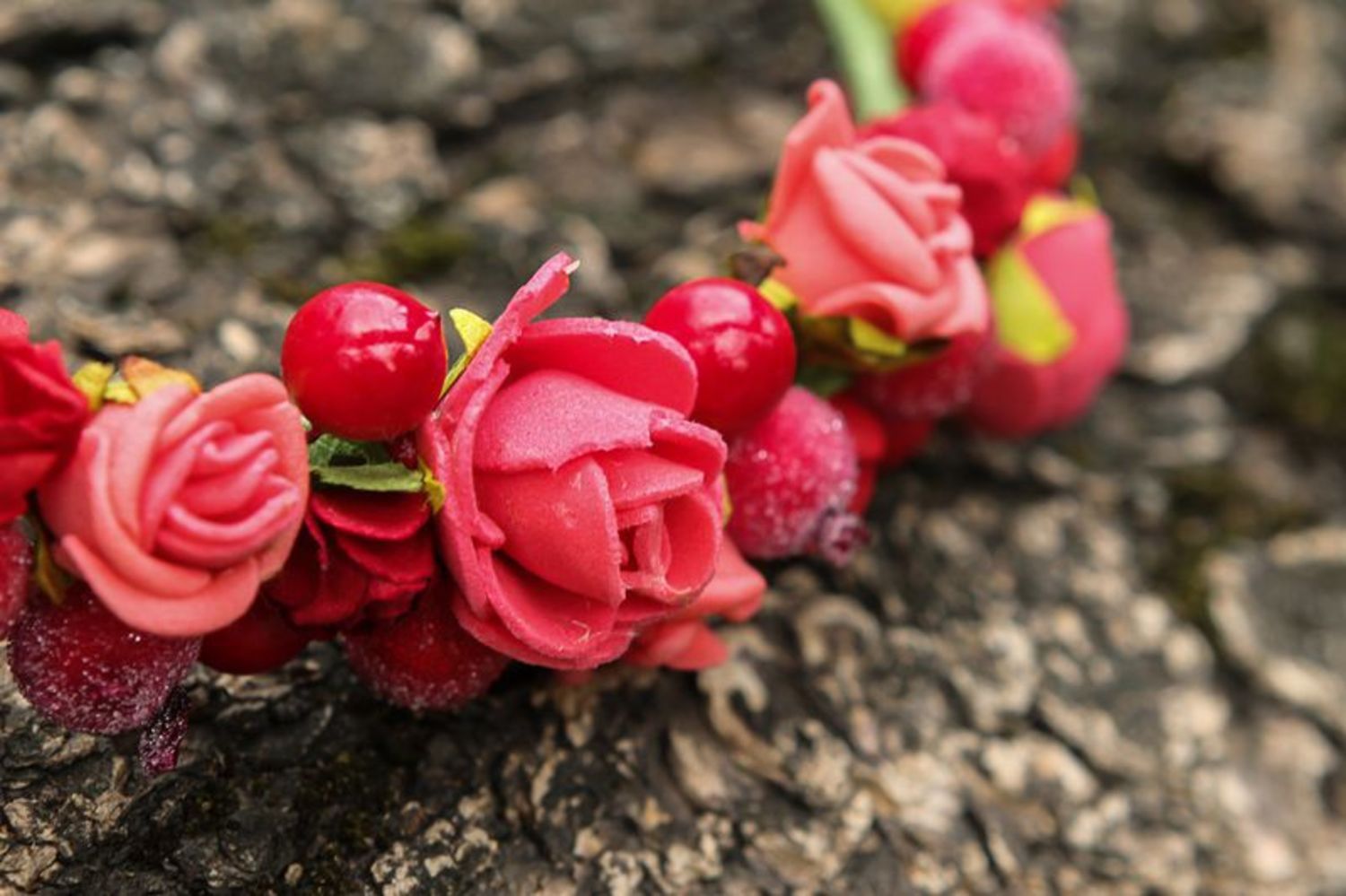 Ghirlanda con fiori rossi fatta a mano cerchio di moda accessori donna
 foto 1