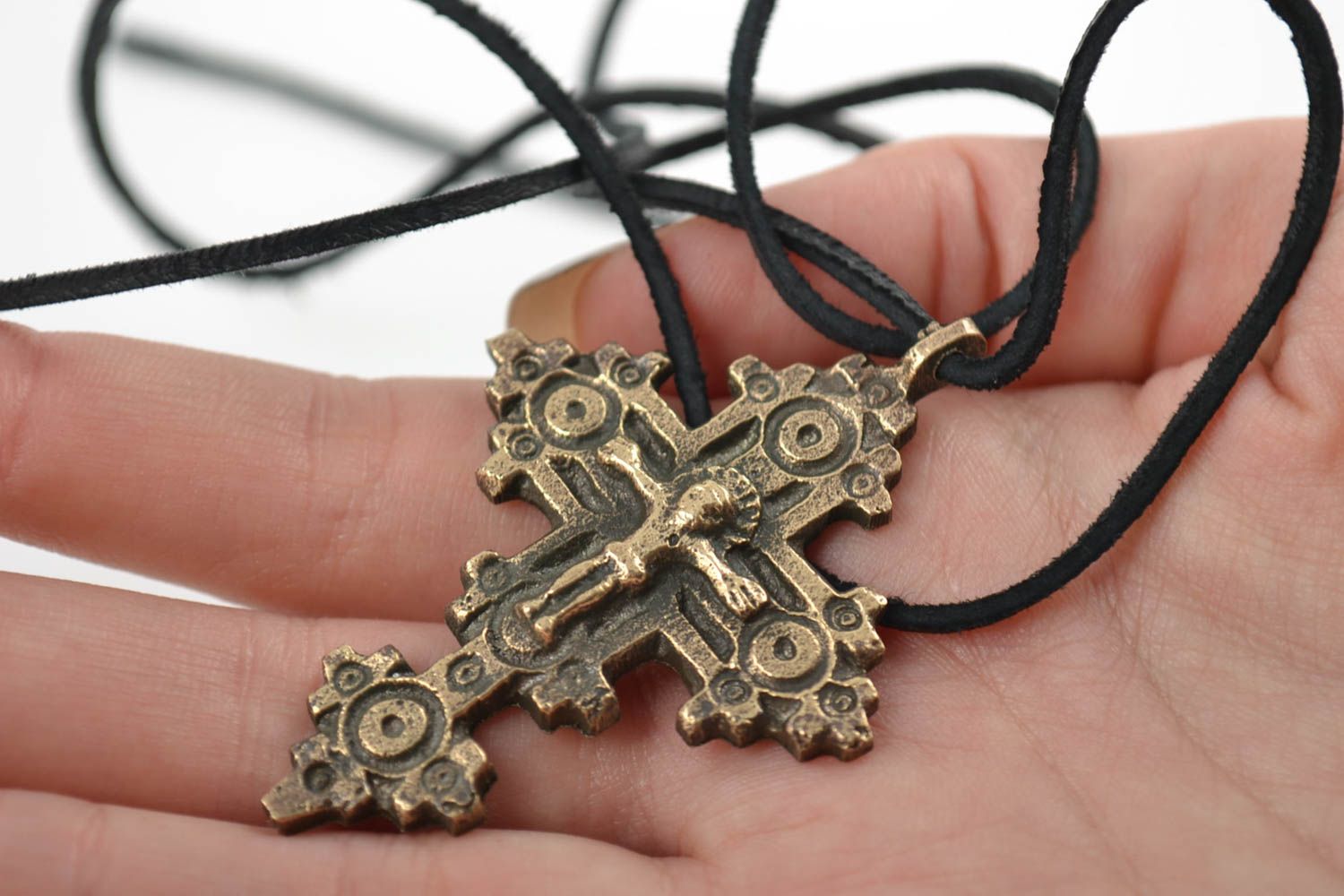 Нательный крест с распятием бронзовый на длинном шнурке защитный ручная работа фото 2