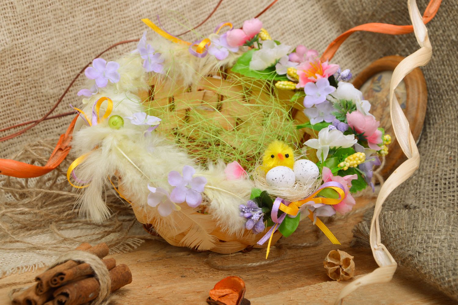 Panier tressé original fait main avec fleurs décoration à table de Pâques photo 1
