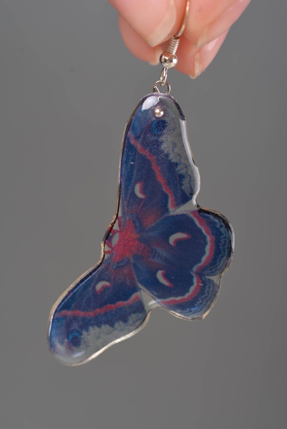 Серьги из эпоксидной смолы бабочки синие небольшие милые модные ручной работы фото 2