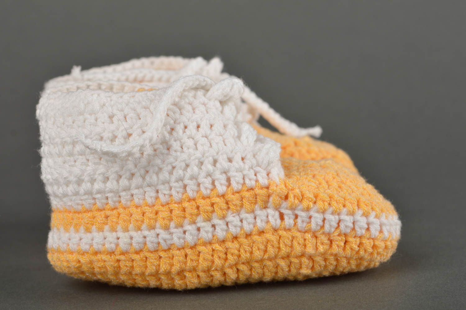 Chaussons bébé faits main Chaussure bébé jaune-blanc au crochet Cadeau original photo 3