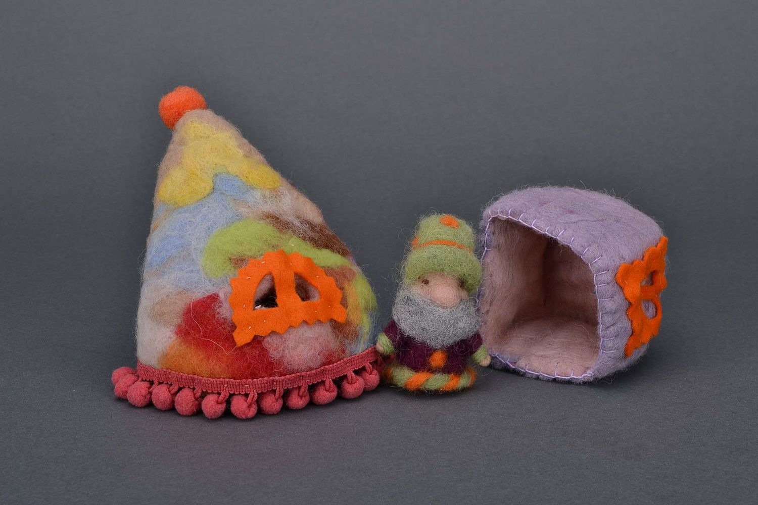 Jouet mou Gnome avec maison fait main en laine photo 3