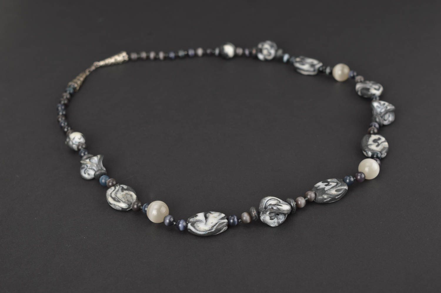 Collier perles fantaisie Bijou fait main gris en pâte polymère Cadeau femme photo 5