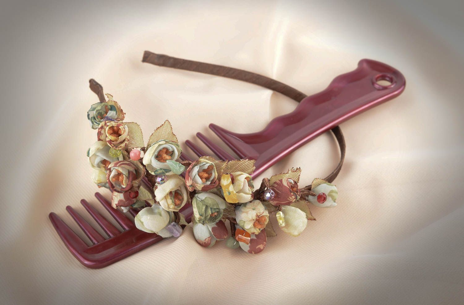Diadema artesanal con rosas tiernas accesorio para el cabello regalo original foto 1