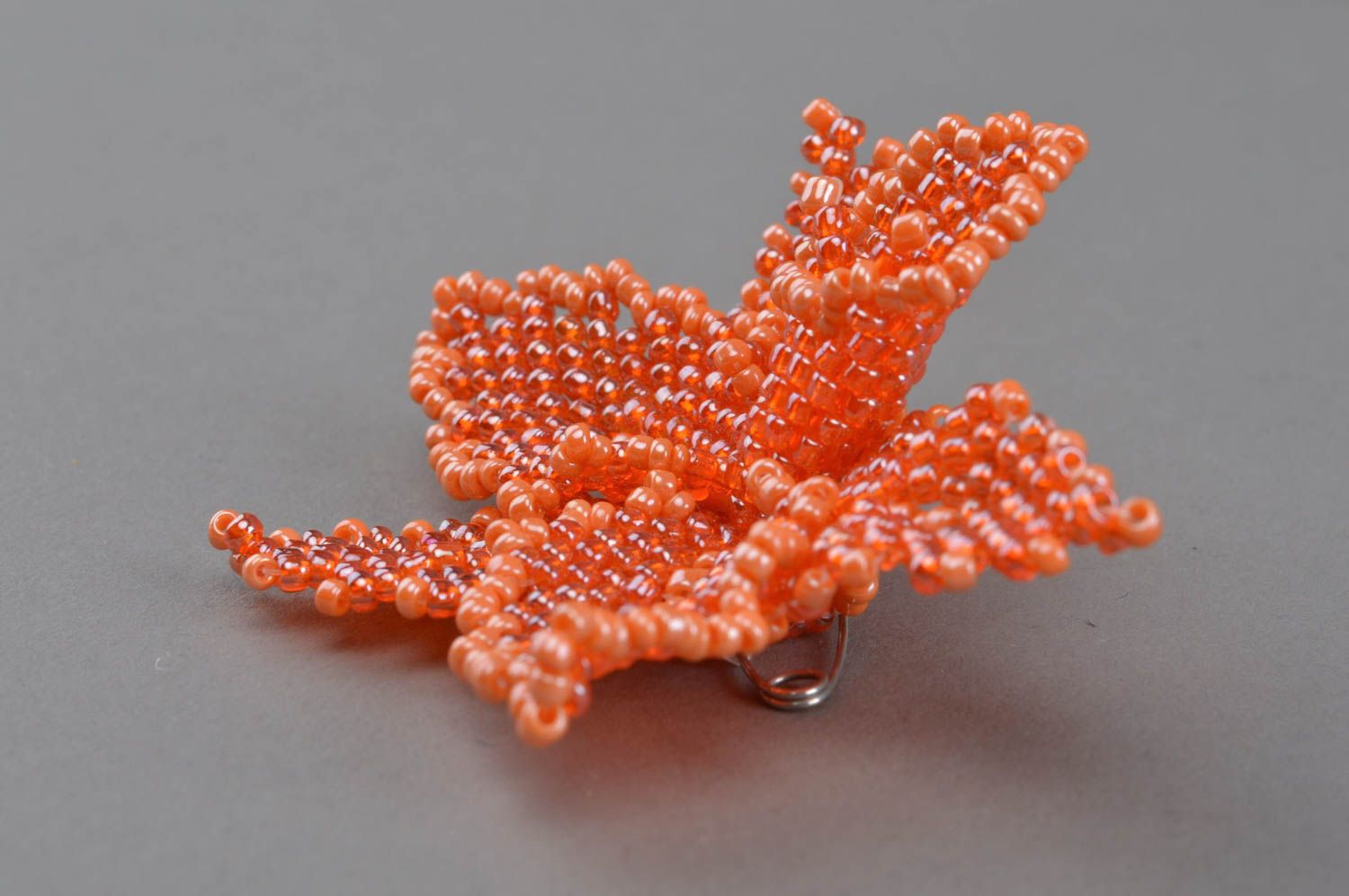 Брошь из бисера ручной работы в виде цветка оранжевая в технике плетения фото 3