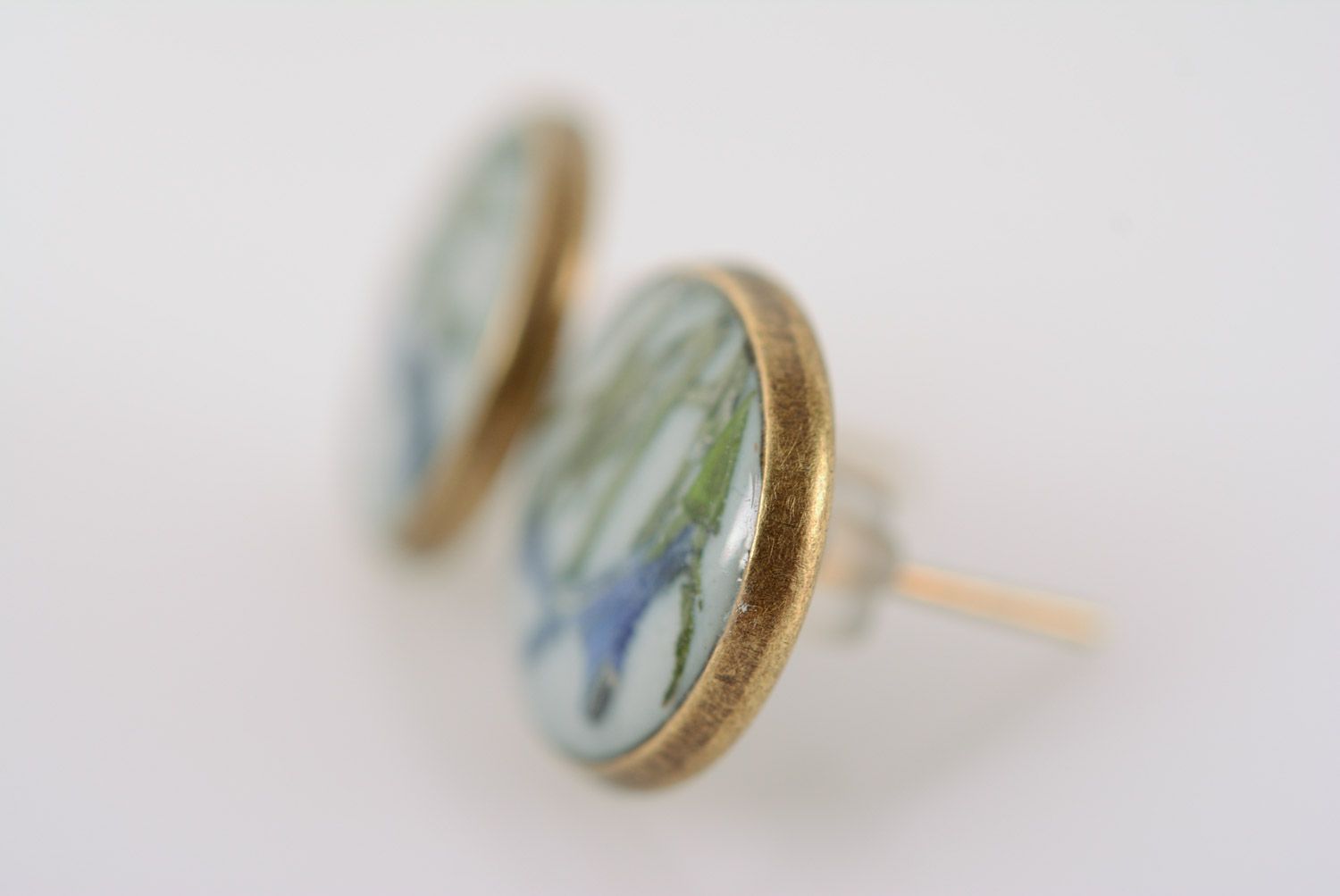 Handmade metal round earrings with dried flowers coated with epoxy photo 2