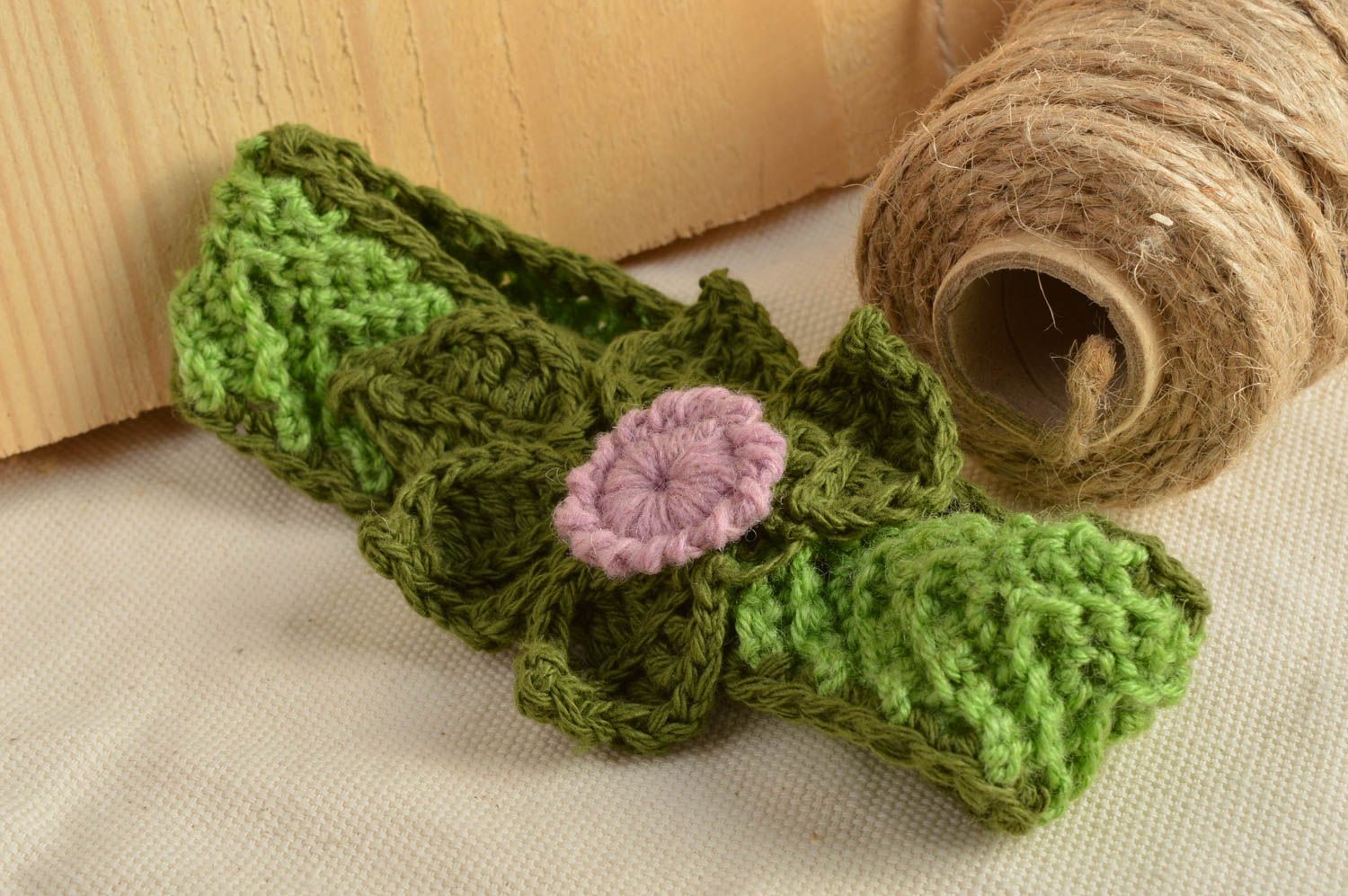 Bandeau tricoté au crochet vert avec fleur rose fait main original pour enfant photo 1