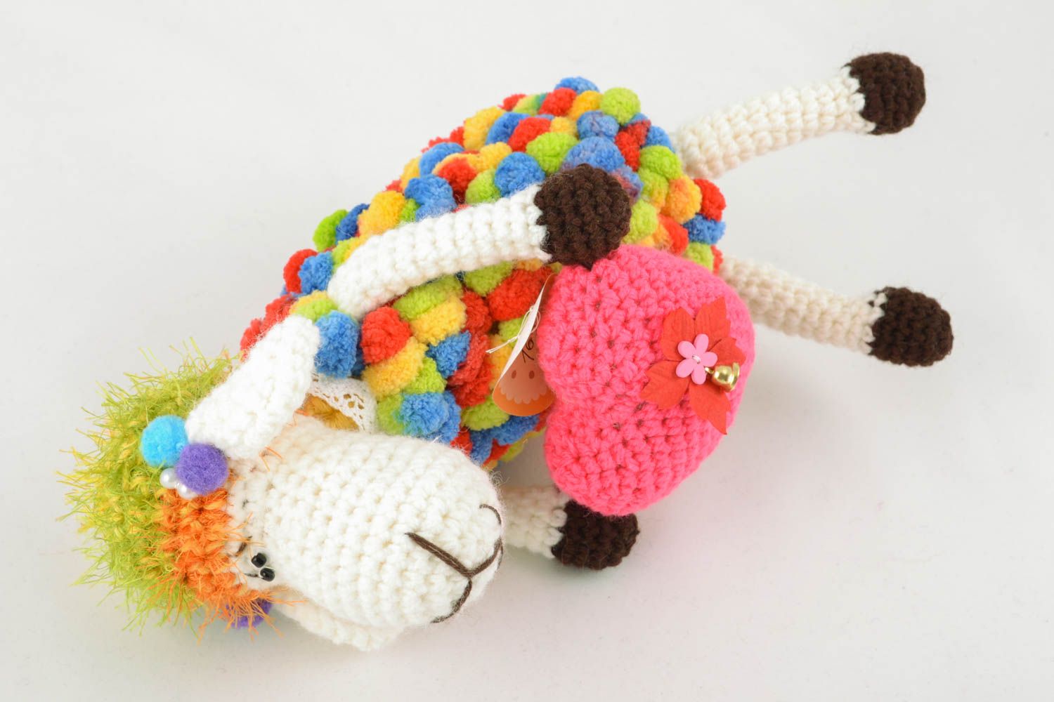 Giocattolo a maglia fatto a mano pupazzo morbido a forma di pecorella con cuore foto 1