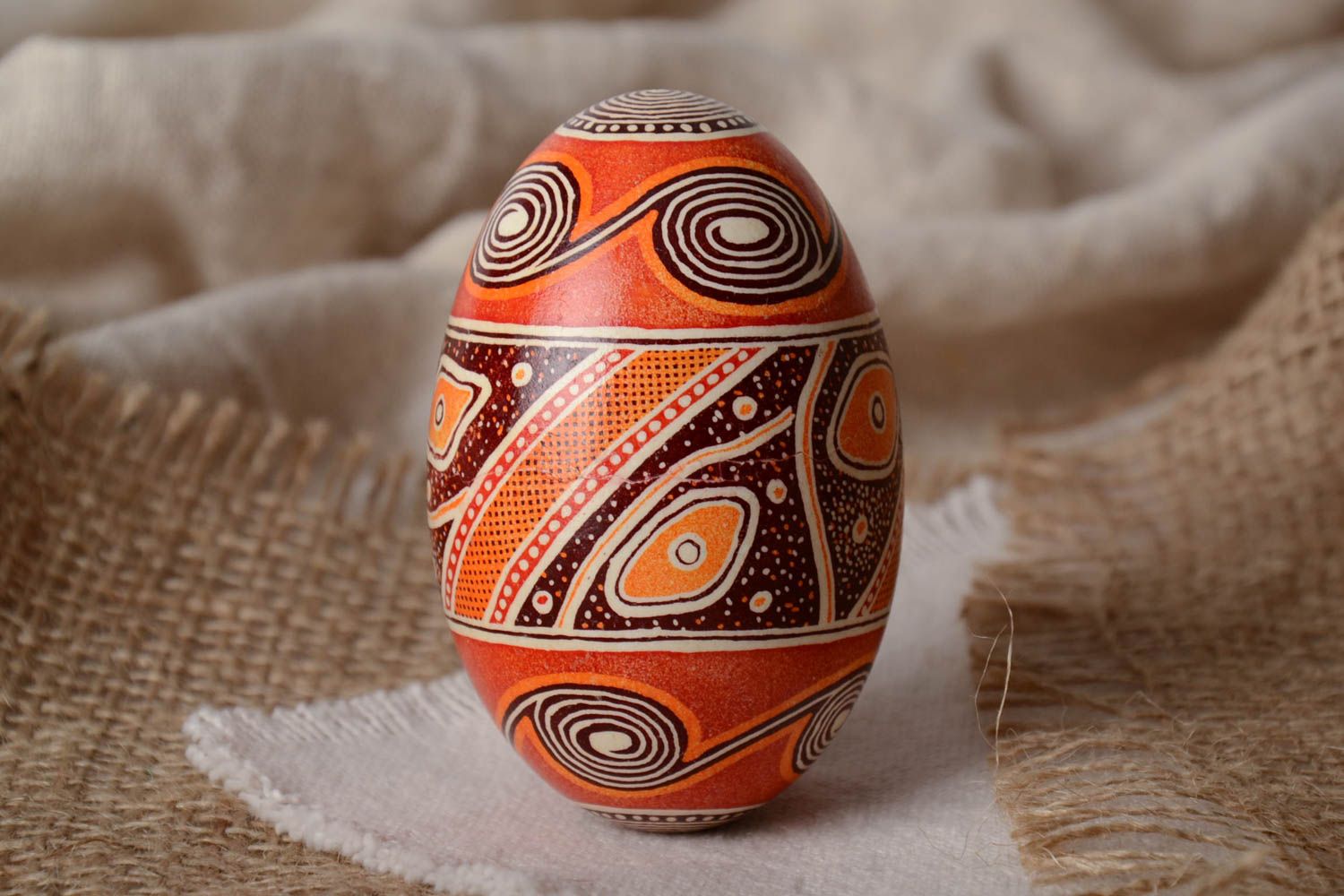 Гусиное пасхальное яйцо с росписью в восковой технике оранжевое авторское  фото 1