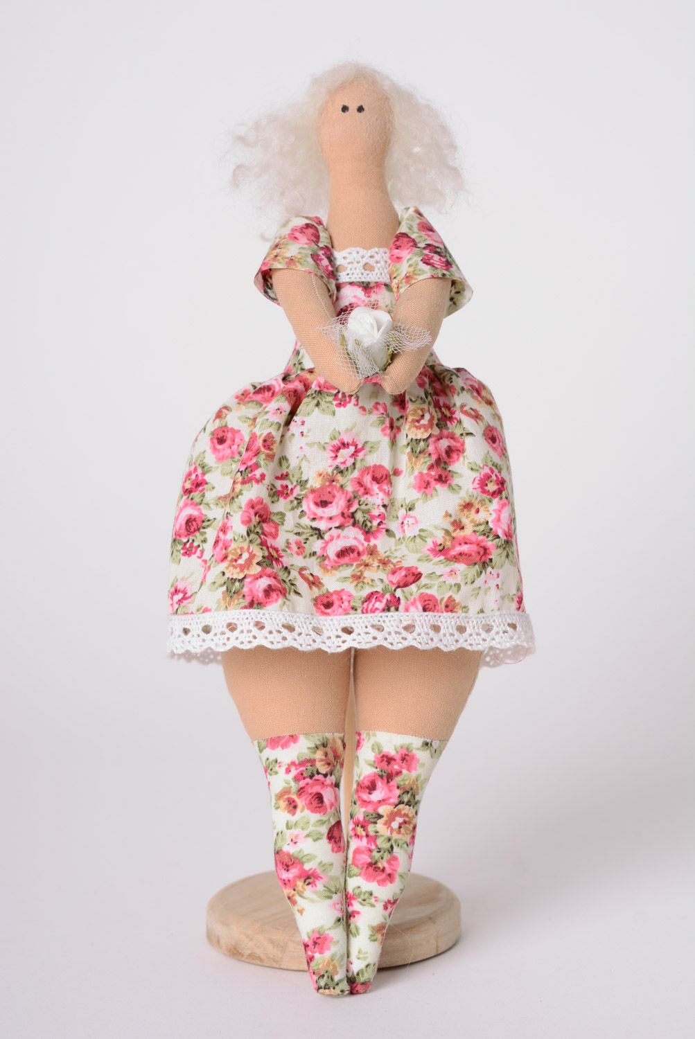 Schöne interessante handgefertigte künstlerische Puppe aus Textil mit Untersatz  foto 1