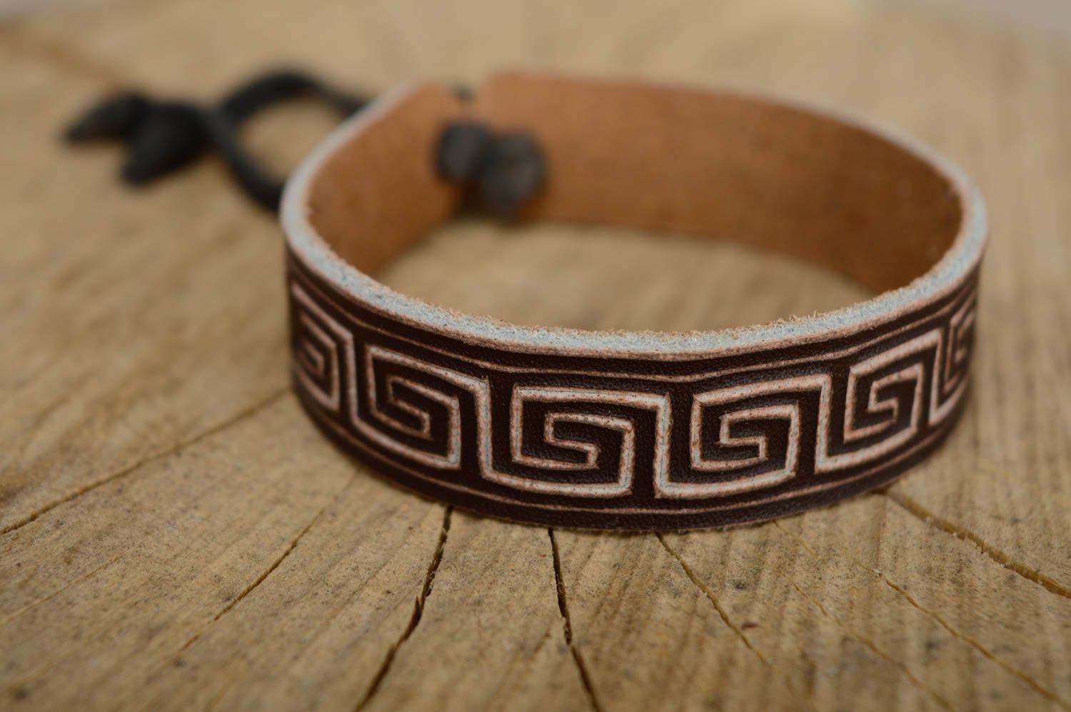 Unisex carved lather bracelet photo 1