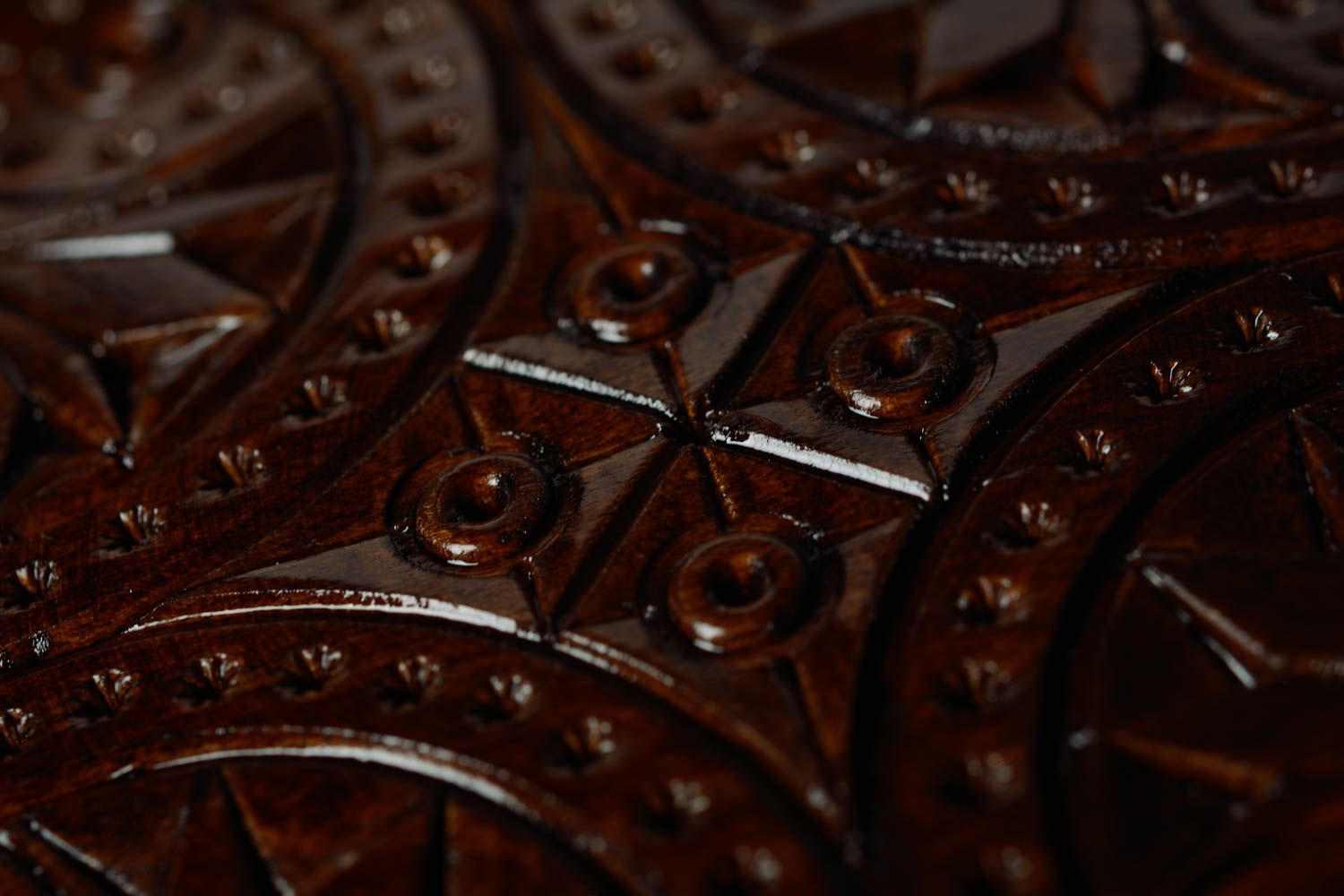 Petite assiette en bois sculptée brune vernie faite main décorative originale photo 4