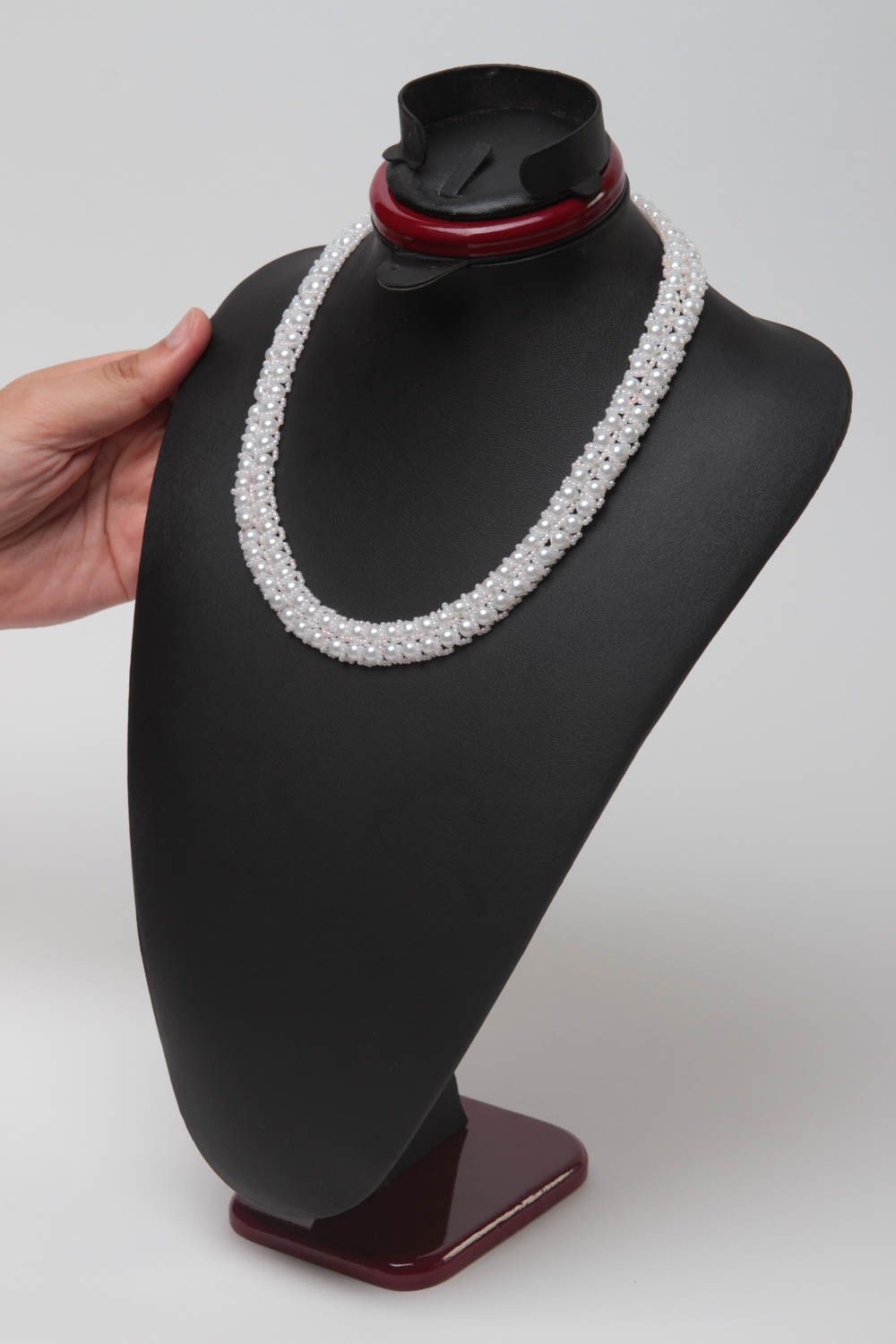 Ожерелье из бисера красивое белое с бусинами необычное нарядное ручной работы фото 5