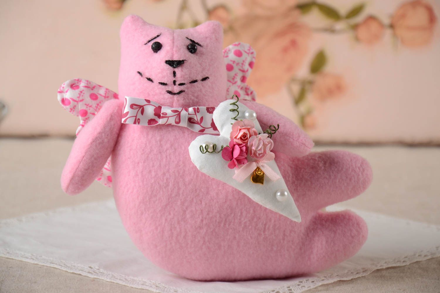 Мягкая интерьерная подвеска в виде розового кота из флиса ручной работы фото 1