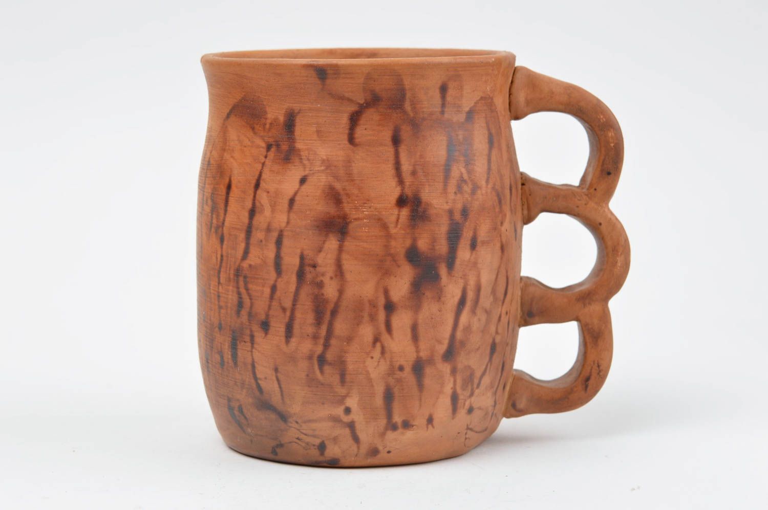 Grande tasse en céramique brune originale faite main avec anse poing américain photo 2