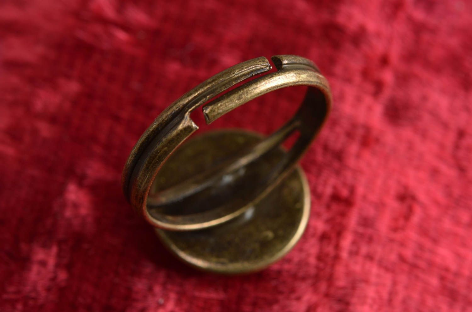 Schöner ungewöhnlicher stilvoller künstlerischer Ring mit Epoxidharz handgefertigt foto 2