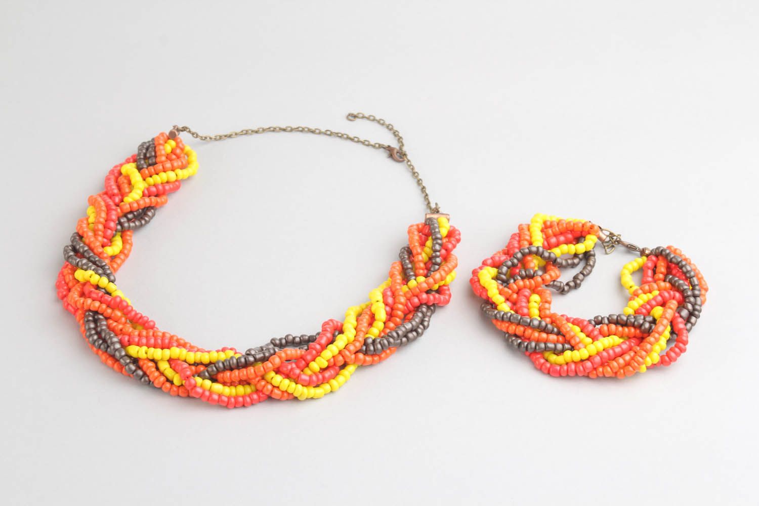 Conjunto de jóias artesanais colar e pulseira de pérolas e contas multi coloridas entrelaçadas foto 2