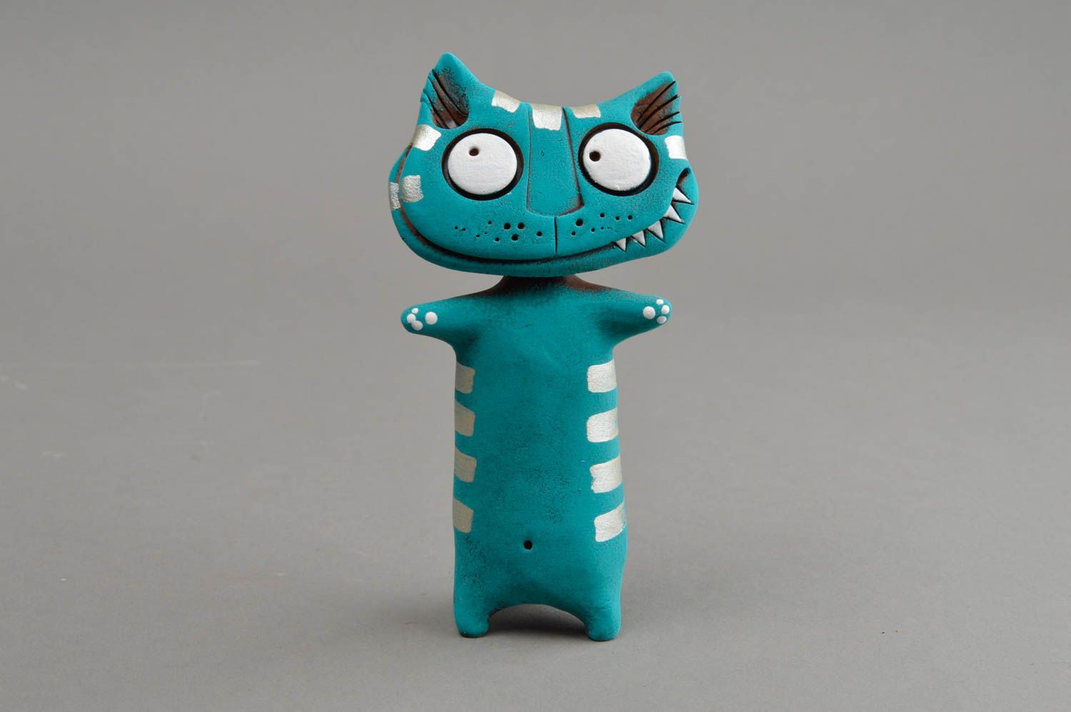 Keramische Statuette Katze ungewöhnlich grell handgeschaffen schön für Dekor foto 2