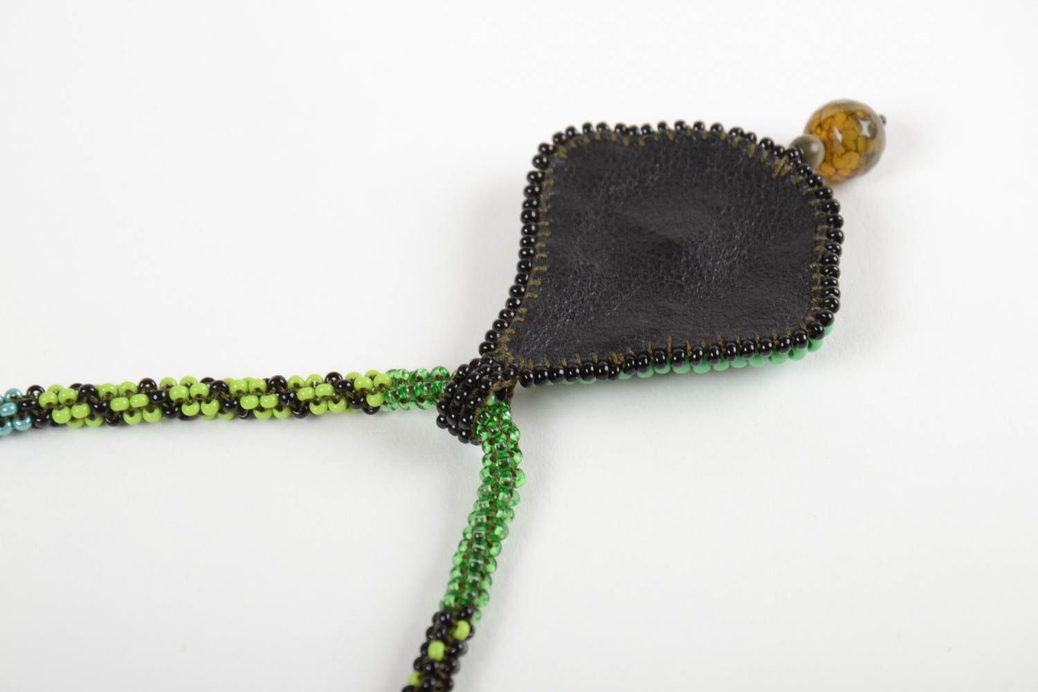 Зеленый кулон с вышивкой бисером ручной работы с бусинами из стекла и пластика фото 4