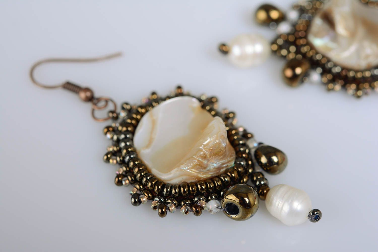 Boucles d'oreilles en perles de rocaille pierres naturelles beiges faites main photo 2