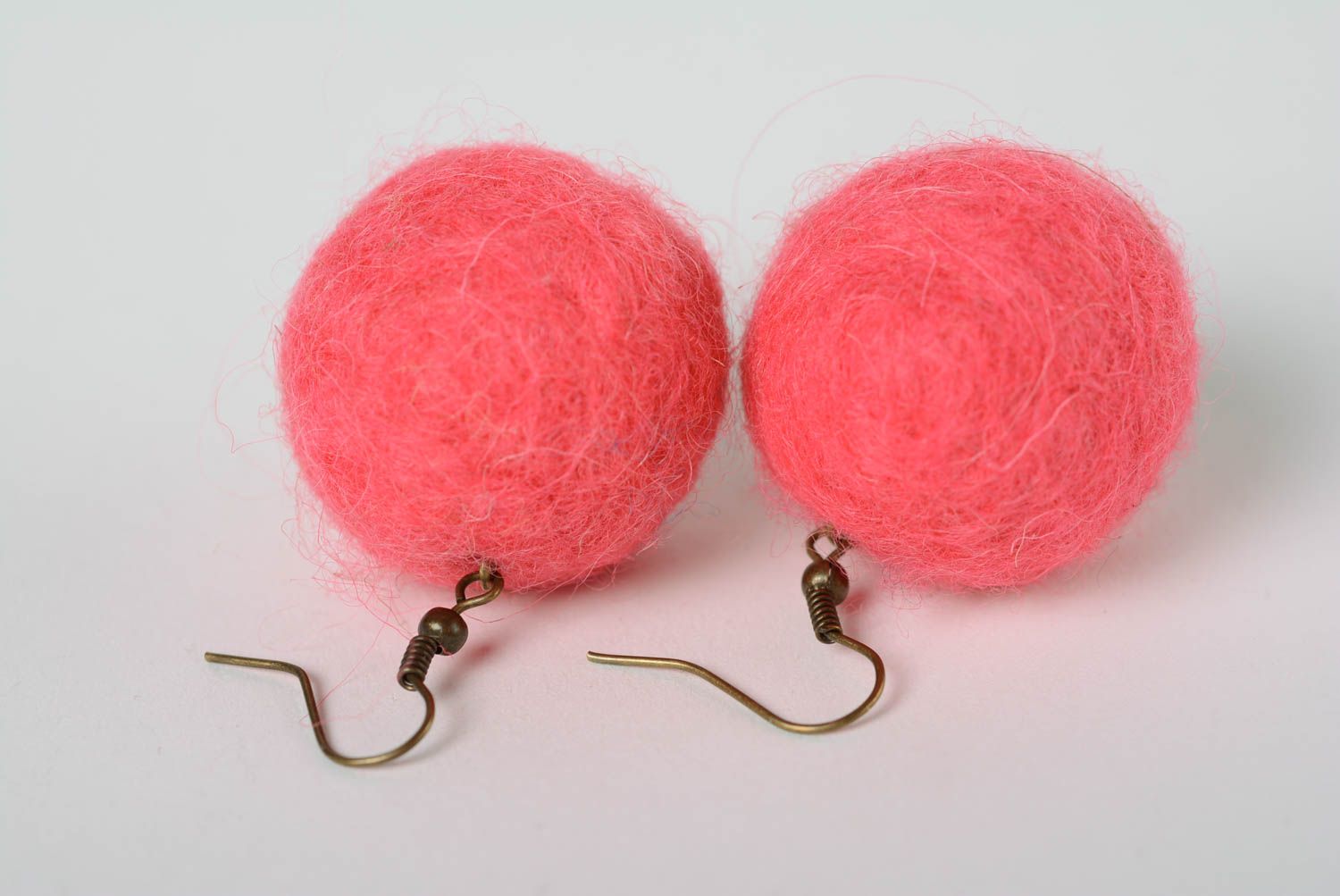Pendientes de bolas de fieltro de lana hechos a mano foto 4