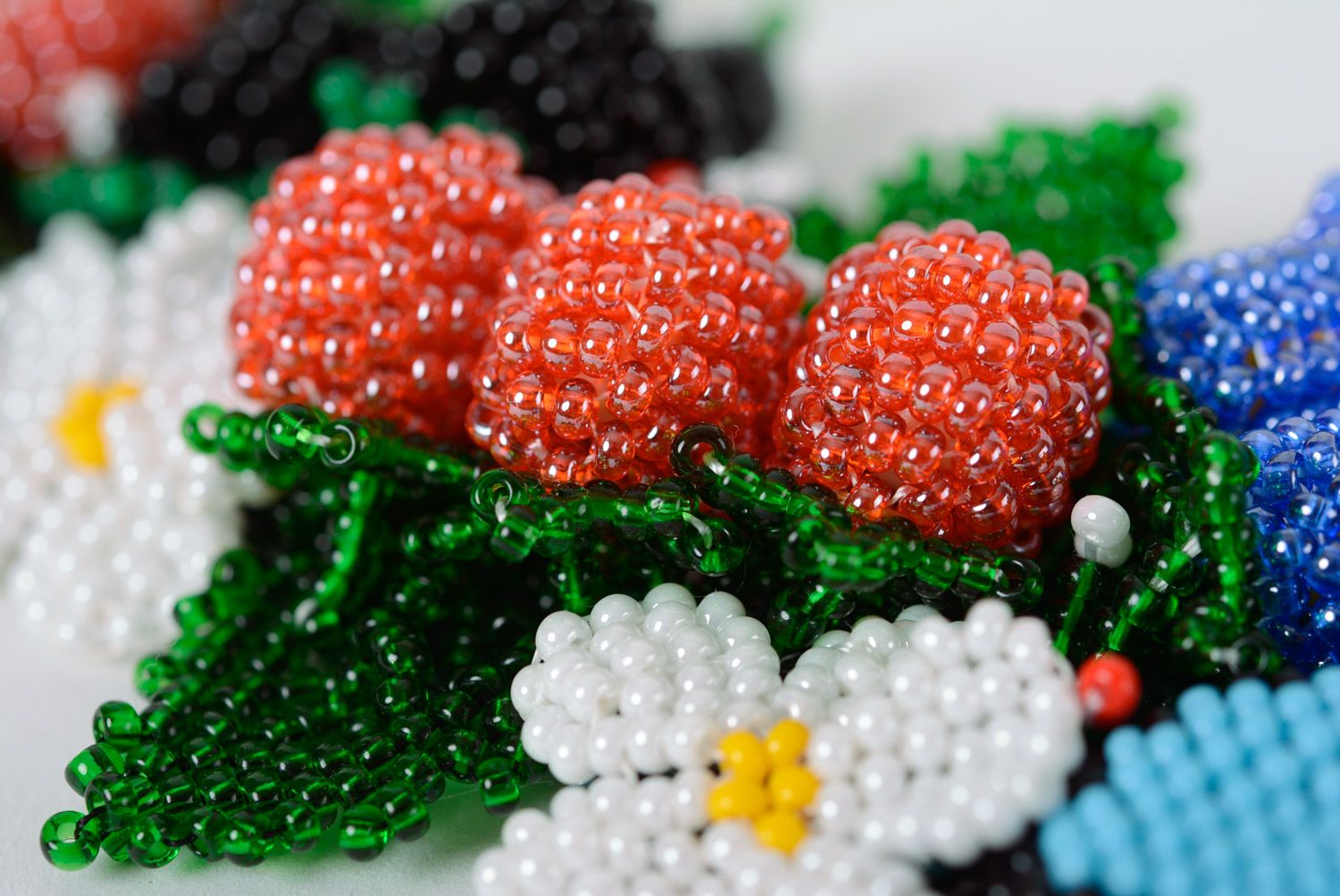 Объемный фигурный браслет из бисера с цветами и бабочкой яркий летний хенд мэйд фото 2