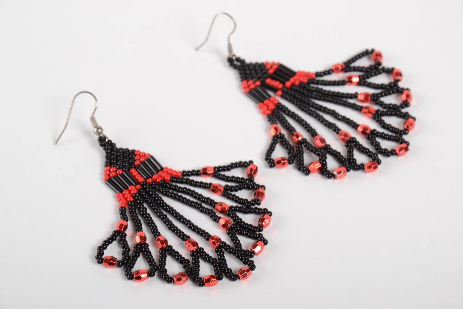 Handmade Ohrringe aus Glasperlen in Schwarz Rot schön originell lang ajour foto 3