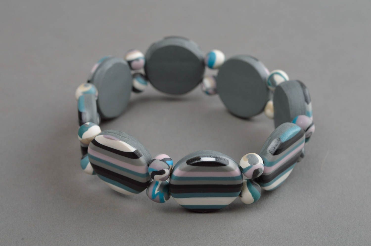 Handgemachtes gestreiftes Designer Armband aus Polymerton an Gummizug für Damen foto 2